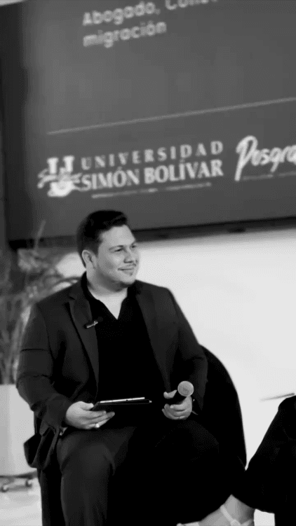Kevin hablando en un escenario